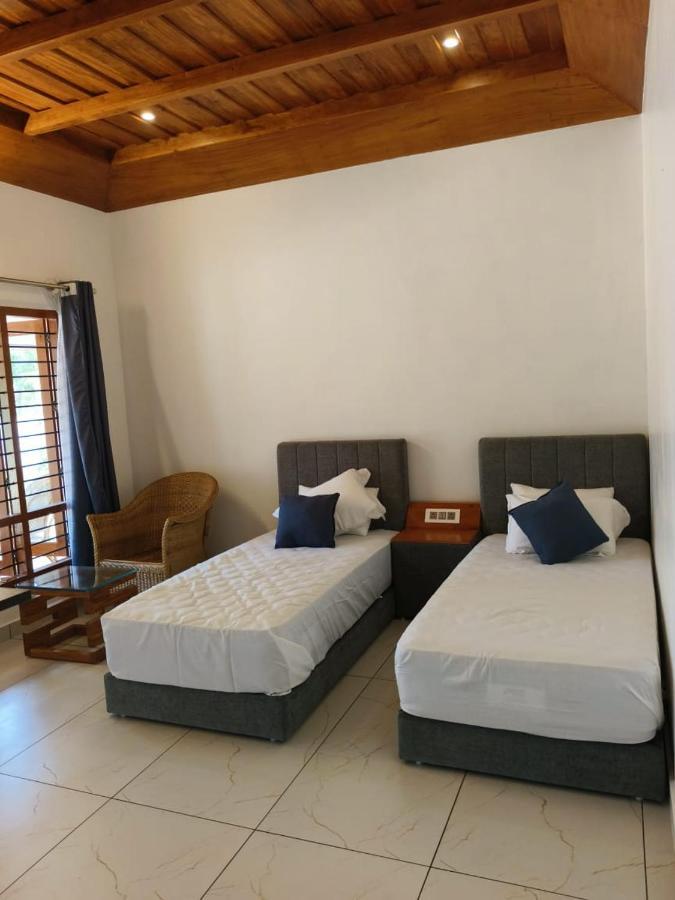 The Royal Island Otel Mundrothuruth Dış mekan fotoğraf