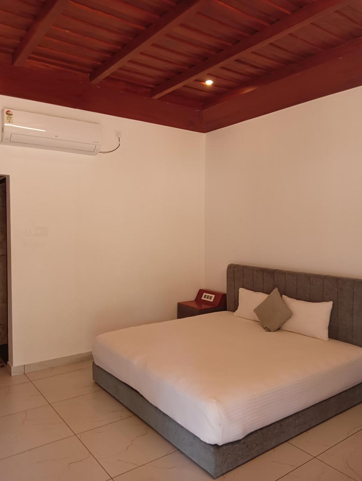 The Royal Island Otel Mundrothuruth Dış mekan fotoğraf